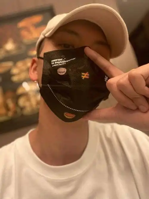 陈伟霆晒鸭舌帽自拍