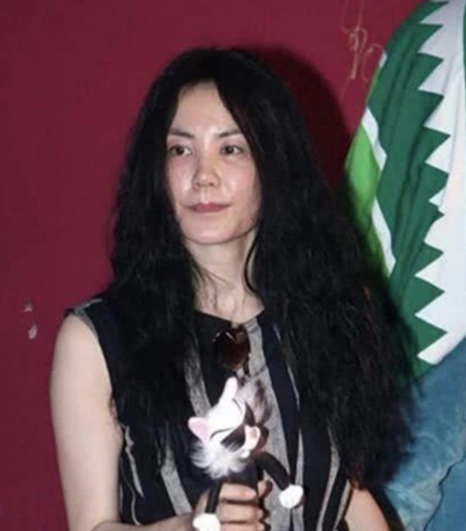 王菲未修图油光满面,法令纹深重双眼无神,网友:老了10岁!