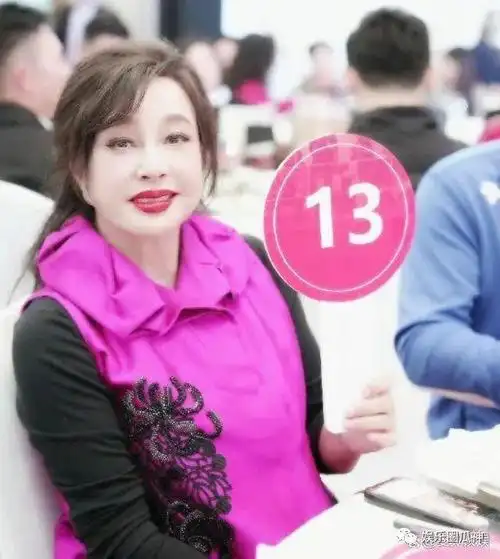 70岁刘晓庆素颜照因拉皮导致长成如来佛祖一样的大长耳朵