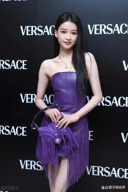 孙怡晒紫色抹胸流苏连衣裙写真,精致优雅,娇艳妩媚,十分诱人