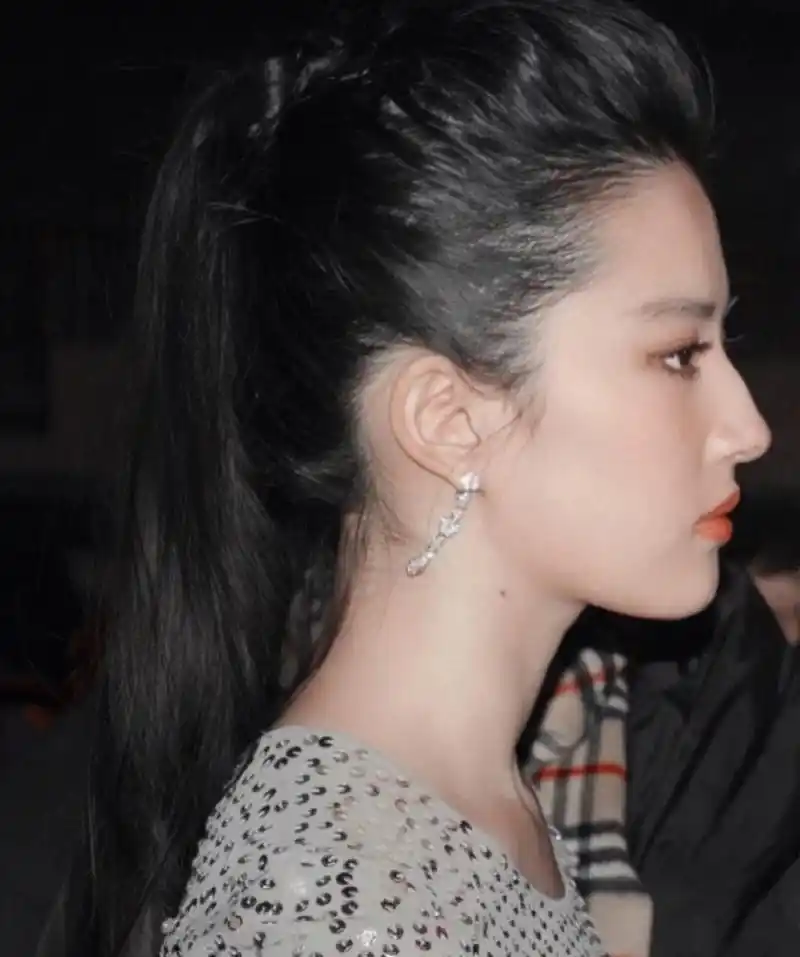 姐姐,为什么你的侧脸这么好看?