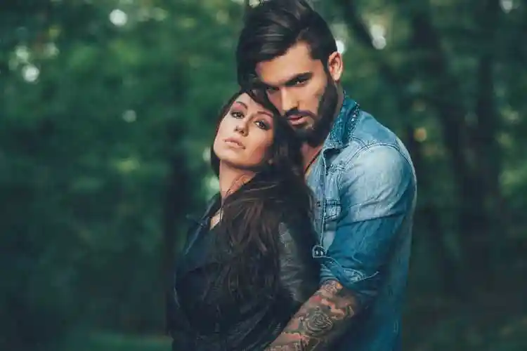 森林里男人从背后拥抱女人