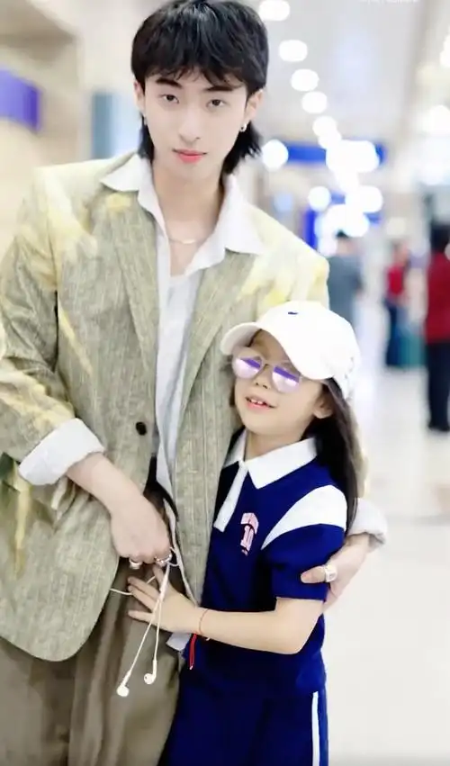 现身机场秀纹身,小米粒紧抱哥哥撒娇超黏人