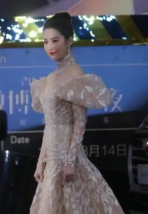 刘亦菲自信过头了,大领口蕾丝裙暴露"斜方肌",但脸是真的美!