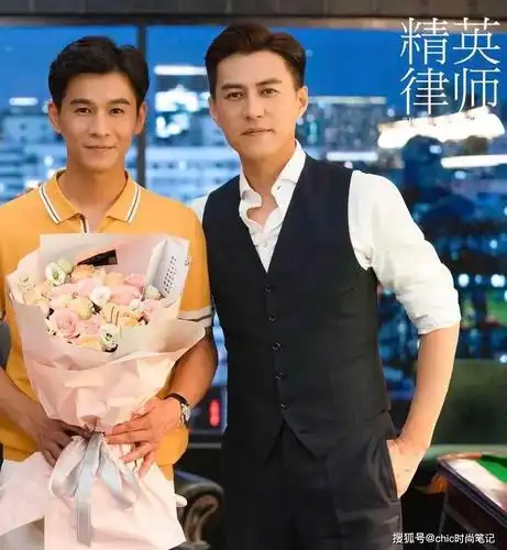 原创娱乐圈自带老干部气息丨靳东一身笔挺西装气质卓越