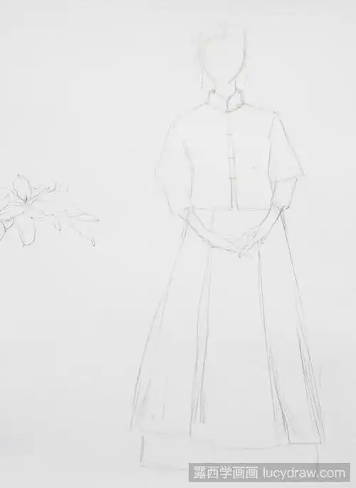 1,首先用铅笔画出秀禾服的简单线稿,注意画领口上衣的时候要对称,想要