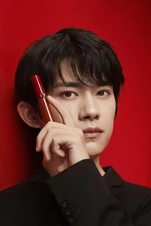 官宣!易烊千玺成为阿玛尼彩妆代言人