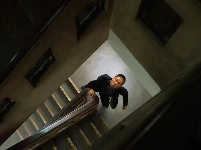 东方人,一个人,栏杆,横图,俯视,室内,白天,窗户,楼梯,亚洲,仅一个男性