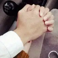 情侣开车十指紧扣图片 车内情侣十指相扣唯美图【点击鼠标右键下载】