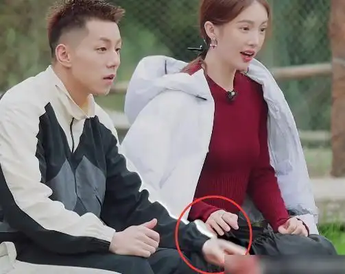 卡斯柏给金晨披衣服背后搂住她还小动作不断网友镜头拍着呢