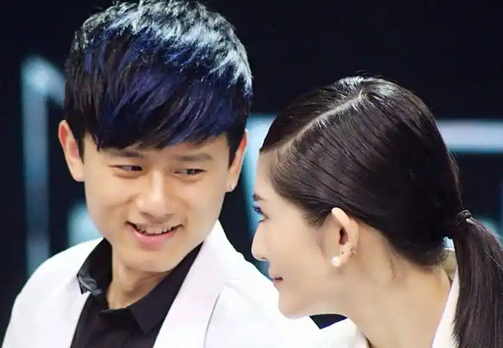 与刘烨相恋轰动一时,与张杰结婚六年不怀孕,谢娜终于升级当妈了