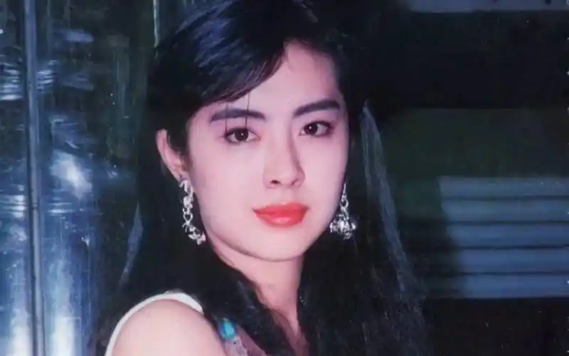 57岁王祖贤晒自拍照戴眼镜双眼皮明显面容黯淡眼神沧桑