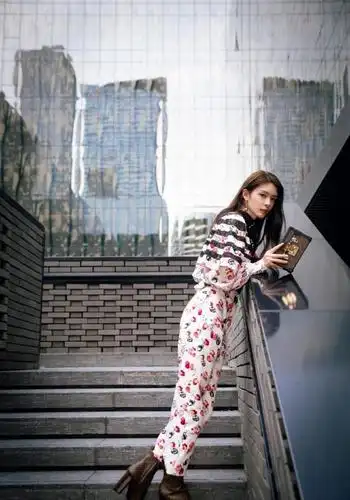 傅菁红之后真不一样,丸子头 卫衣紧身裤现身机场,真接地气