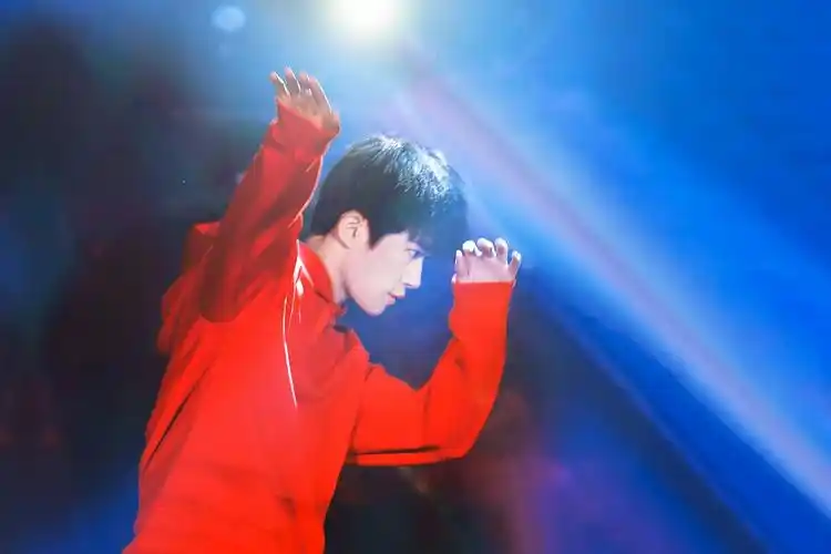 酷帅易烊千玺桌面壁纸_舞台上的光芒少年