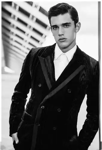 xavier serrano是实打实的high fashion男模,在意大利为不少顶级的