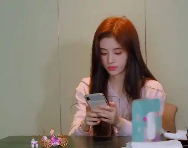 鞠婧祎素颜录节目,当镜头切换到在场的男嘉宾,这表情是认真的?