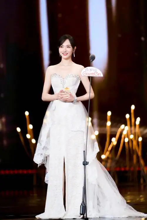 也是@唐嫣7815#电视剧品质盛典#年度突破表演剧星,演员唐嫣在路上