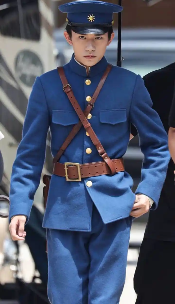易烊千玺穿上军装那一刻像变了个人,简直帅呆了,正气冲天!