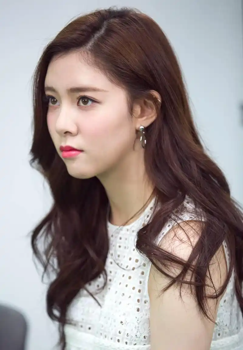 28岁宋妍霏,真是性感啊!长相"妖艳"身材好迷人!