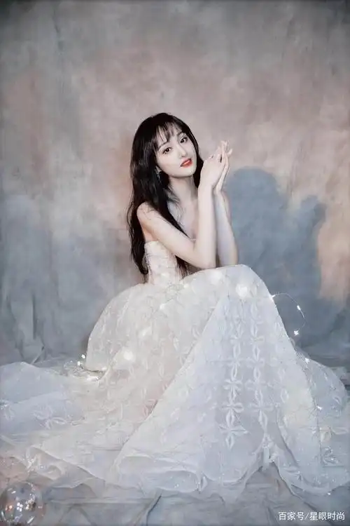 郑爽穿抹胸礼服裙,超甜超美超仙气,仿若下落凡间的美丽精灵