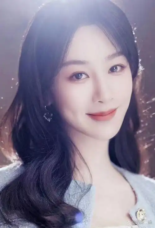 杨紫新剧开拍,牵手路透照氛围感拉满!网友:范丞丞给力啊!