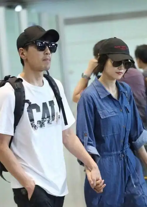 赵又廷高圆圆陪女儿骑单车非常的尽心尽责对女儿宠爱翻倍