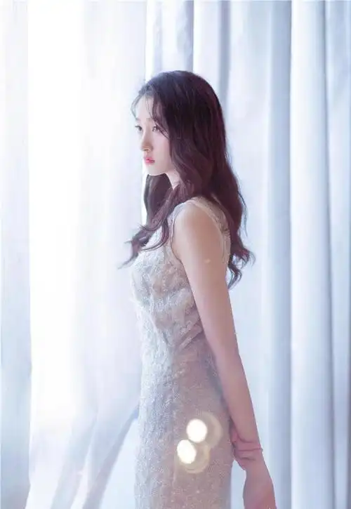 三亚海滩光影下的关晓彤惊艳白色钉珠礼服演绎迷人长腿
