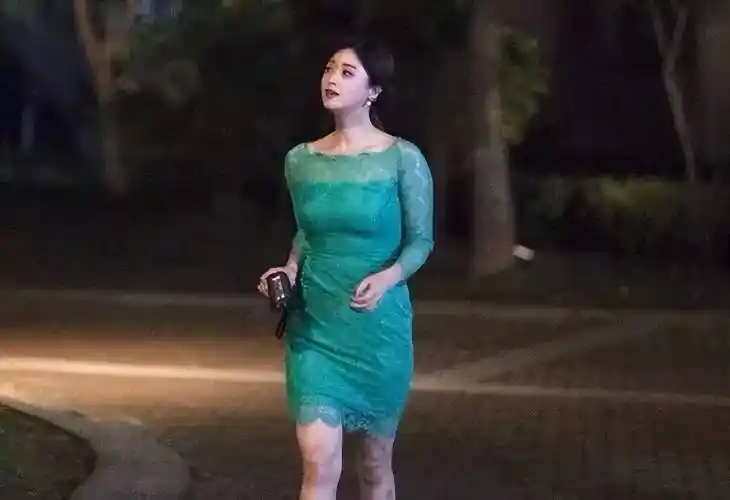 但其实蒋欣并不算胖,她身高171厘米,个子高挑,体重也不超过110斤,按