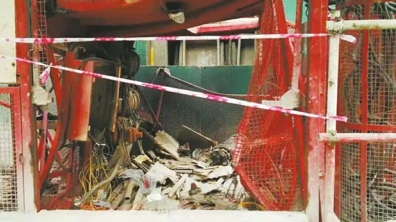 成都在建工地电梯急坠30多层 4名工人当场身亡