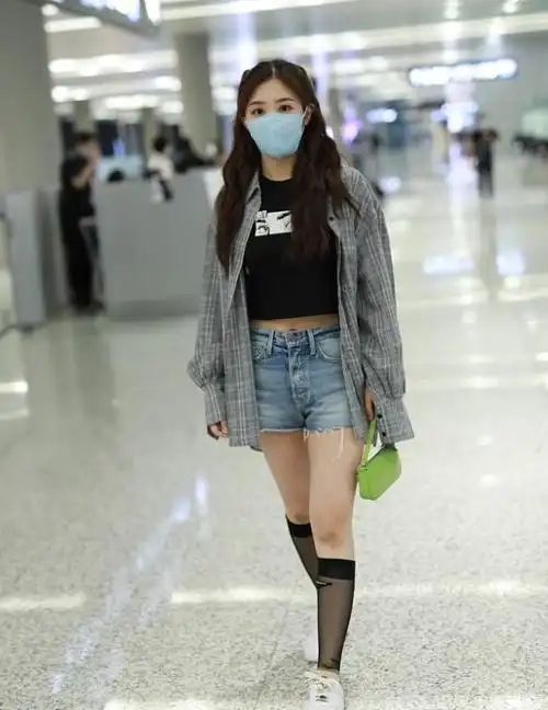 张含韵街拍:格纹衬衫牛仔热裤 by far手袋nike小白鞋青春美