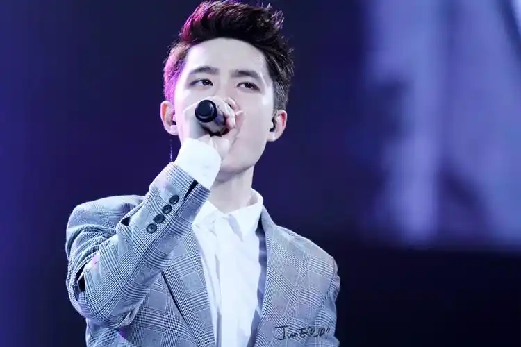 (包括两个大写字母和两个标点符号),曾用名都暻秀,1993年1月12日出生