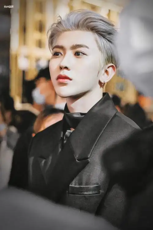 cosmo时尚盛典##蔡徐坤银发背头