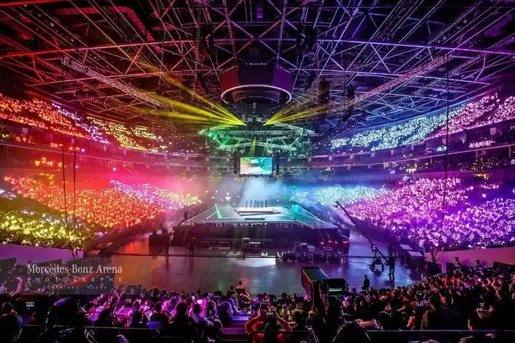 "火箭少女演唱会内场观众席那场面有些奇观,场内的观众席被整整齐齐