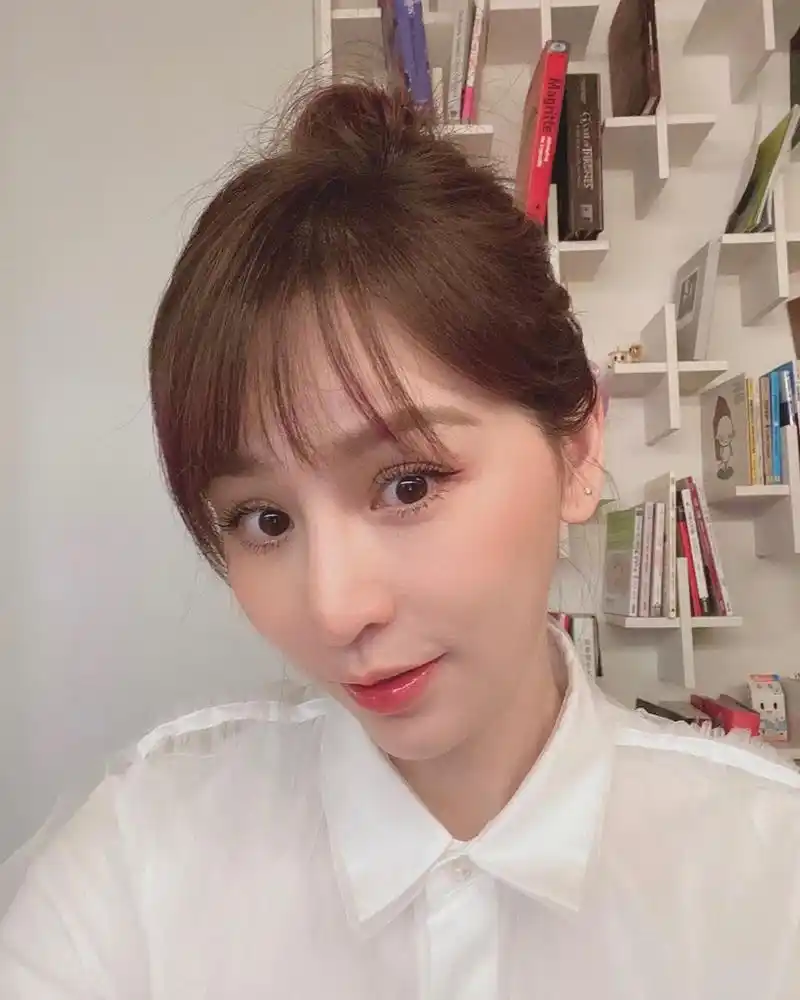 王心凌晒怼脸自拍睫毛浓密梳双麻花辫皮肤白嫩似少女