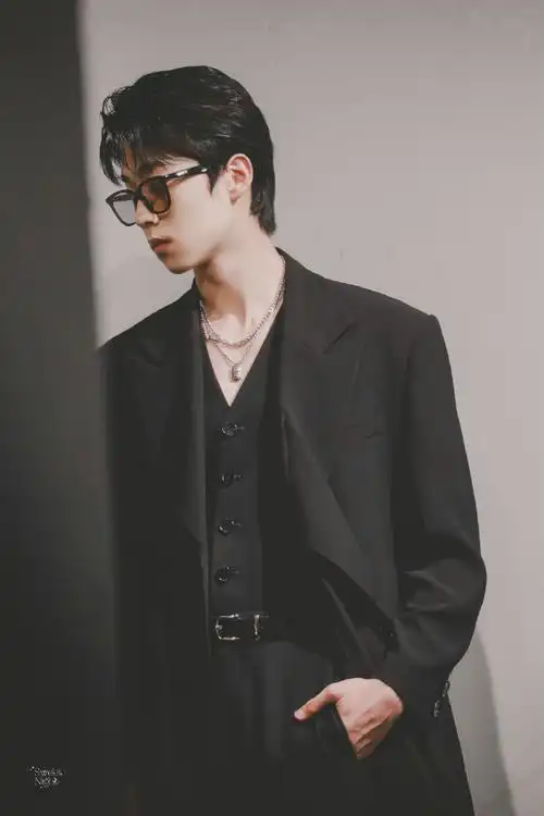 张嘉元银边眼镜氛围感饭拍