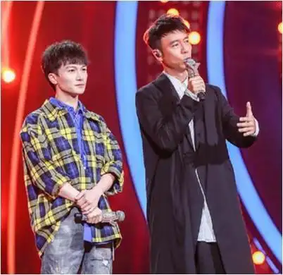 周深凭借卓越的音乐才华荣获冠军,李克勤曾对周深有过高度评价,称其