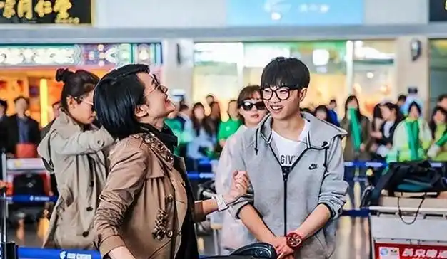 54岁许晴和33岁华晨宇同居许晴接受采访称我们会相爱一辈子