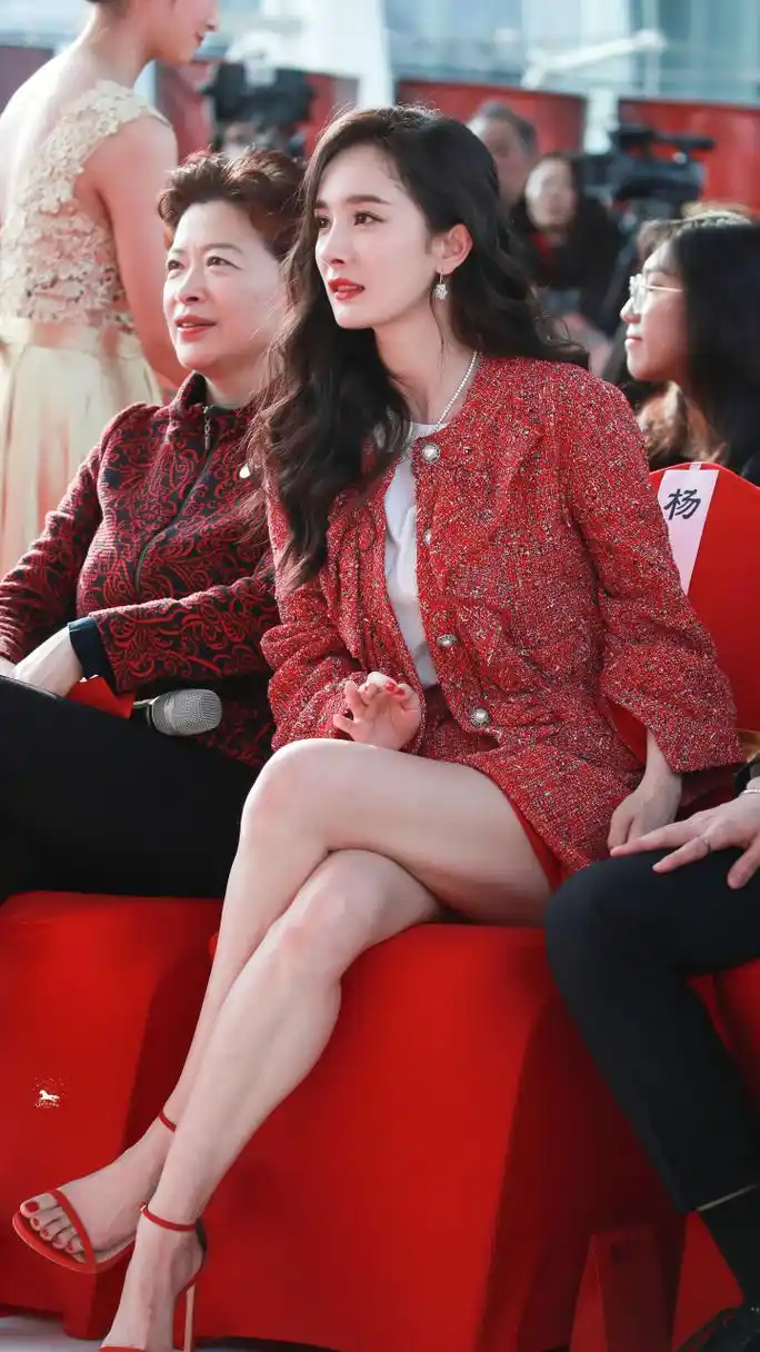 杨幂  红色一字带凉鞋秀美腿玉足