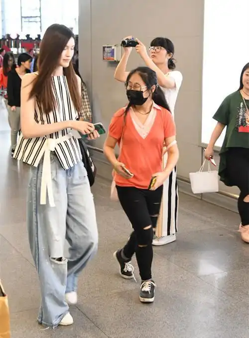 168杨颖撞上178何穗,网友:这才是现实版的买家秀和卖家秀啊!