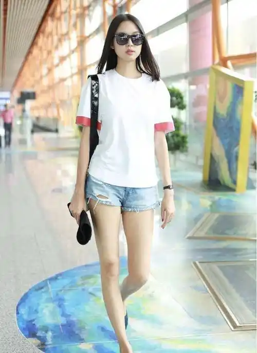 张梓琳才是"腿精",穿粉t配黑短裤简约时尚,182cm身材比例逆天_黑色