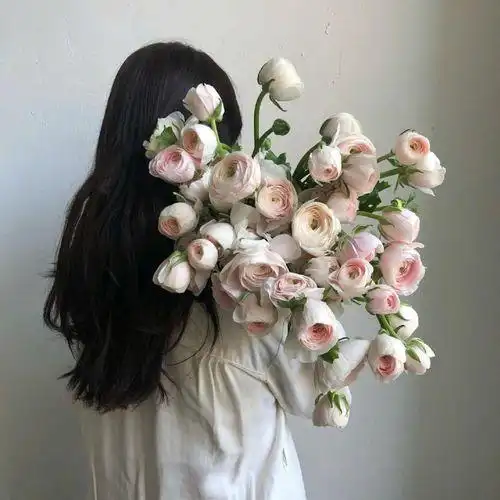 手拿花遮脸的女生头像唯美拿花遮脸女生头像