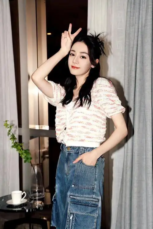 迪丽热巴居家氛围感大片条纹针织开衫搭牛仔工装裤又甜又酷