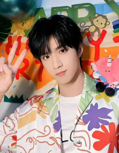 啊啊啊怎么刘耀文的17岁能帅成这个样子啊