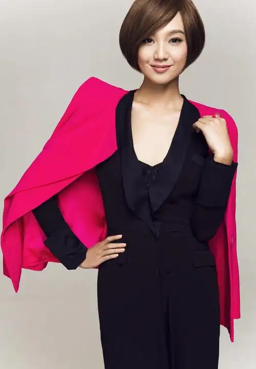 美女主持人朱丹的短发形象照有另一种味道