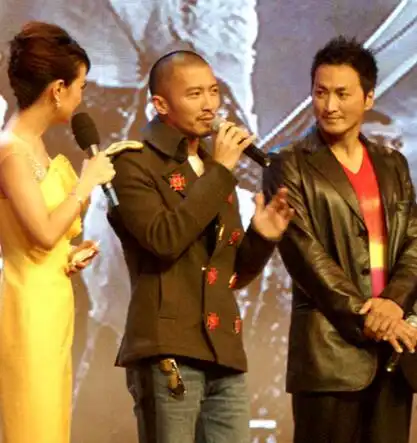 图何家劲真实身高是多少展昭机场巧遇阿联秀合影