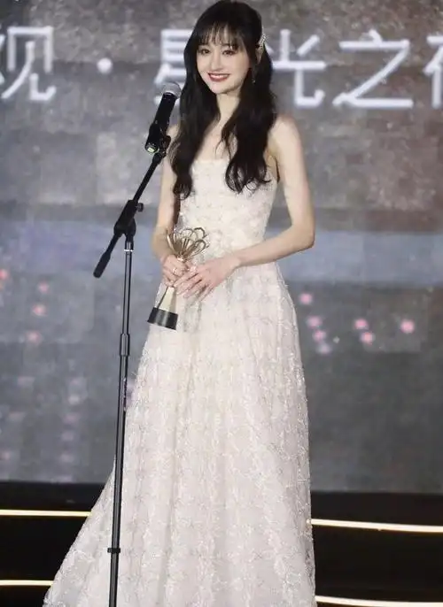 郑爽白色镂空长裙出席活动,获网友大赞并喊话张恒:你后悔了吗?