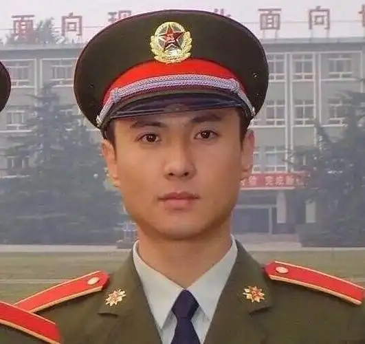 军装的照片,不得不说那时候的他真的好帅,你们有没有被年轻的沈腾迷住