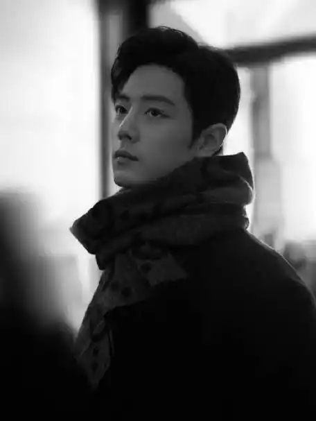 黑色大衣看展随拍#肖战工作室分享肖战最新看展动态九宫格,肖战这侧脸