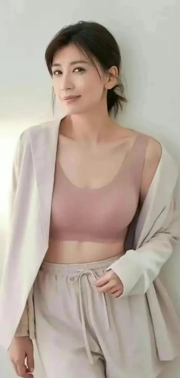 贾静雯性感写真,妩媚动人