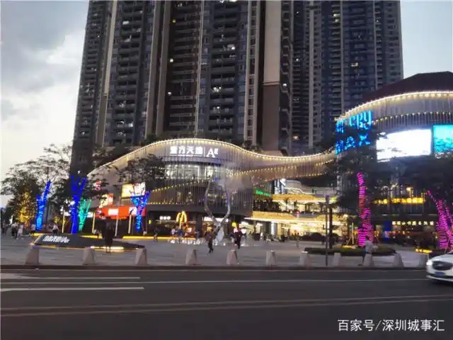 深圳龙华:壹城中心傍晚的夜景,灯光璀璨
